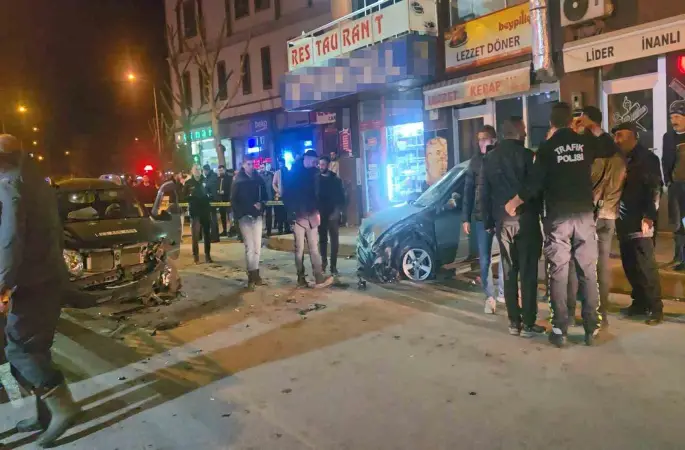 Elazığ’da otomobiller çarpıştı: 1’i ağır 3 yaralı
