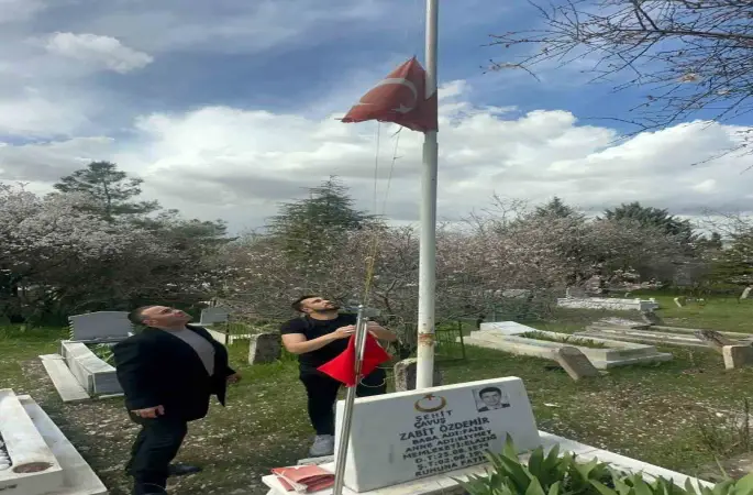 Elazığ’da şehitlikteki bayraklar değiştirildi

