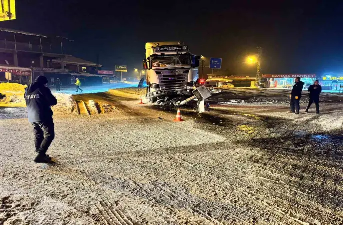 Elazığ’da tır kavşaktaki refüje çıktı:  1 yaralı
