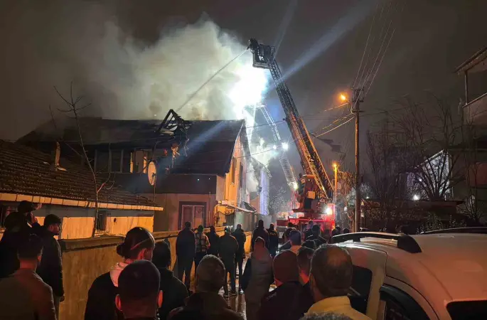 Elektrikli ısıtıcı evi alev alev yaktı: 3 kişi dumandan etkilendi
