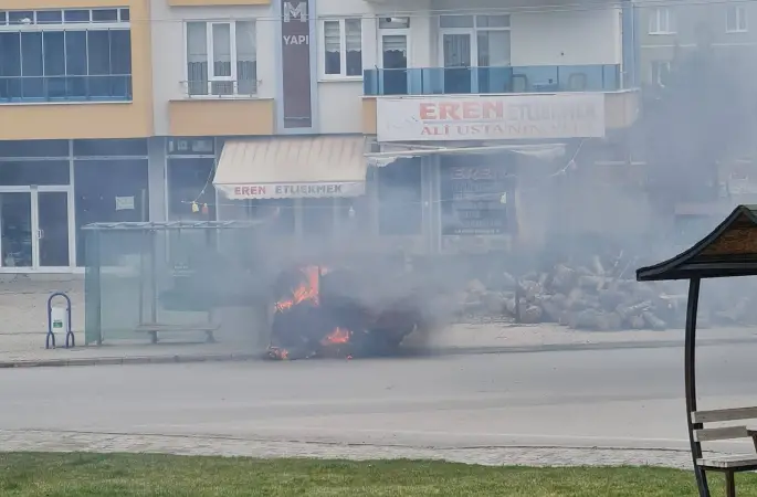 Elektrikli üç tekerlekli motosiklet alev alev yandı
