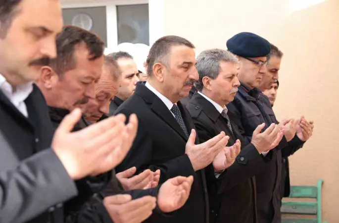 Emekliliğine 4 gün kala hayatını kaybeden polis memuru toprağa verildi
