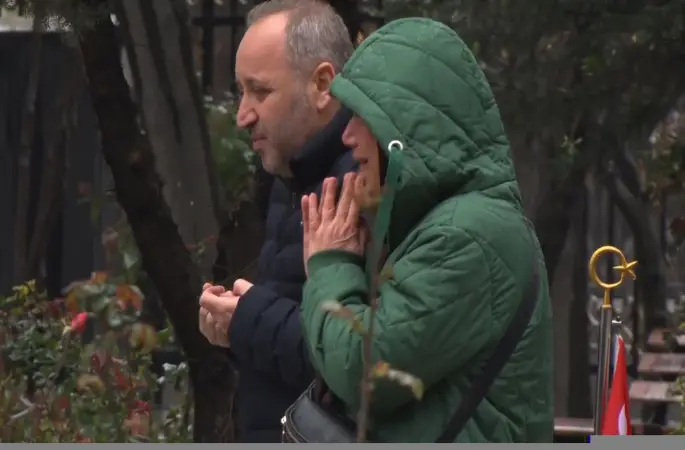 En acı bayram, Edirnekapı Şehitliği’nde gözyaşlarını tutamadı
