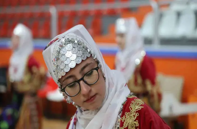 En güzel halk oyununu oynamak için ter döktüler
