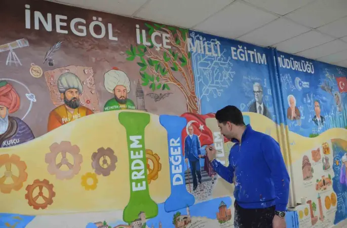 Engelli öğretmen hayal gücünü kullandı, Türkiye Yüzyılı Maarif Modeli müfredatını duvara resmetti
