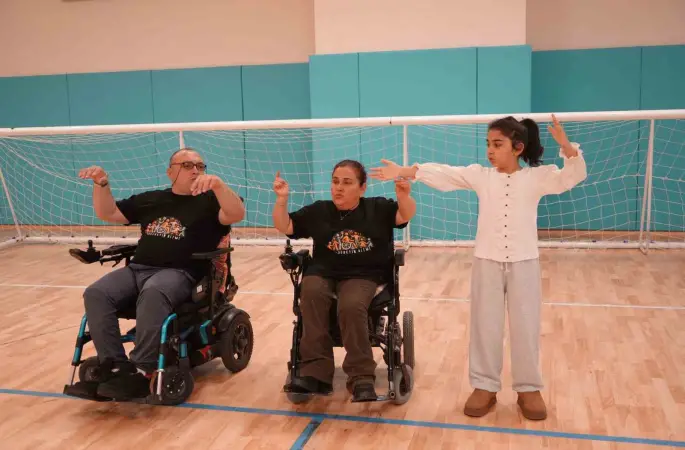 "Engellisiniz" diyenleri evlenerek, "yapamazsınız" diyenleri zeybek oynayarak susturdular
