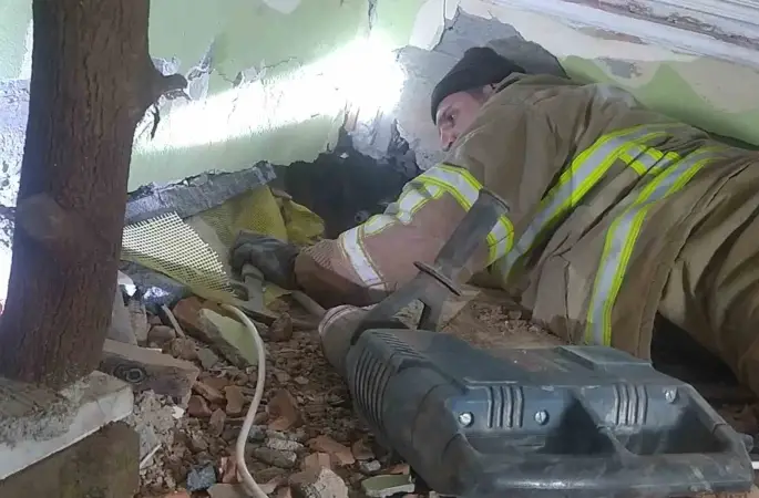 Enkaz altında hafızalara kazınan anlar: "Çay içelim" teklifi ve küçük Zehra’nın kurtuluşu
