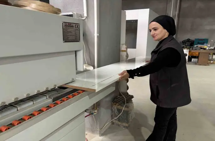 Enkazdan atölyeye bir hayat mücadelesi: İki çocuk annesi mobilyaya şekil veriyor
