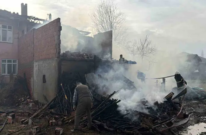 Erbaa’da ahırda çıkan yangın eve sıçradı
