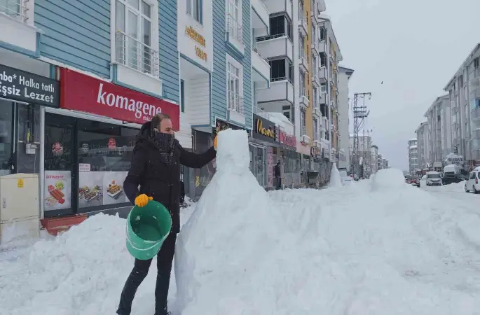 Erciş’te boş kalan esnaf kardan adam yaptı
