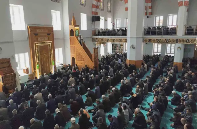 Erciş’te öğretmen ve öğrenciler için gıyabi cenaze namazı kılındı
