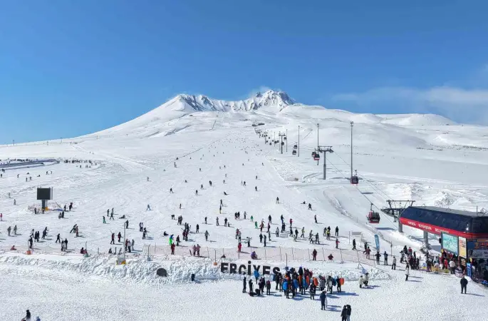 Erciyes’te kayak sezonu tüm hızıyla devam ediyor
