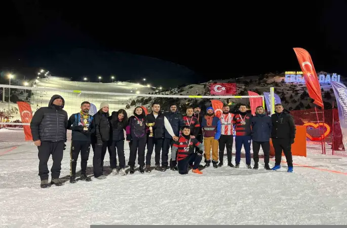 Ergan Dağı’nda kurumlar arası kar voleybolu turnuvası tamamlandı
