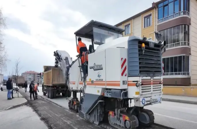 Ergenekon Mahallesi’nde asfalt yenileme çalışması
