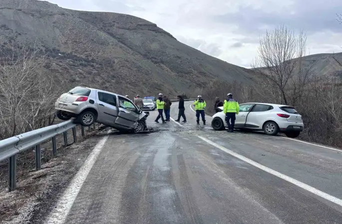 Erzincan-Kemah yolunda iki araç kafa kafaya çarpıştı: 4 yaralı
