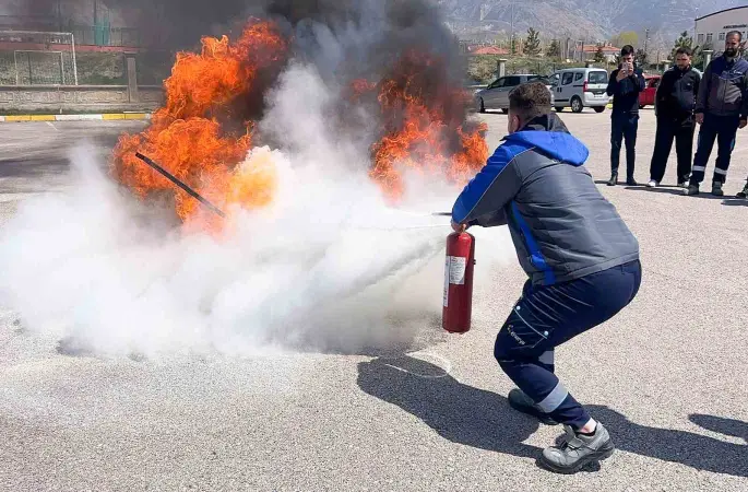Erzincan’da itfaiyeden kurum personeline yangın eğitimi
