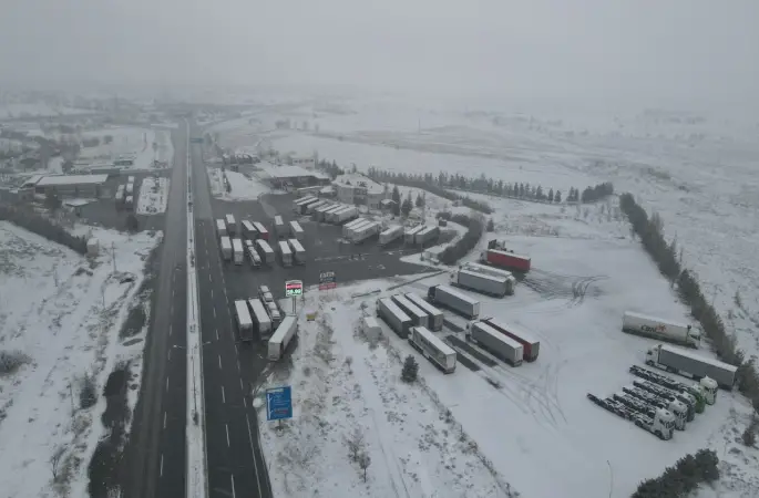 Erzincan’da kar etkisini gösterdi: Geçitlerde trafik kilitlendi
