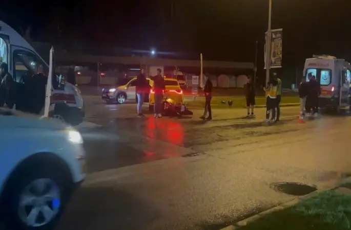 Erzincan’da motosiklet ile taksi çarpıştı: 2 yaralı
