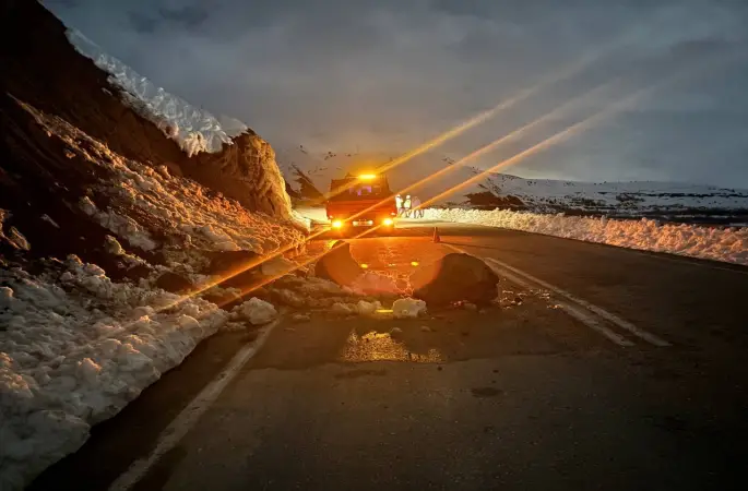 Erzincan’da yamaçtan kopan kayalar yola düştü
