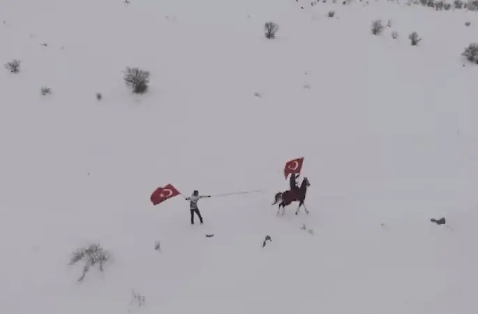 Erzincan’ın beyaz örtüsünde farklı snowboard deneyimi

