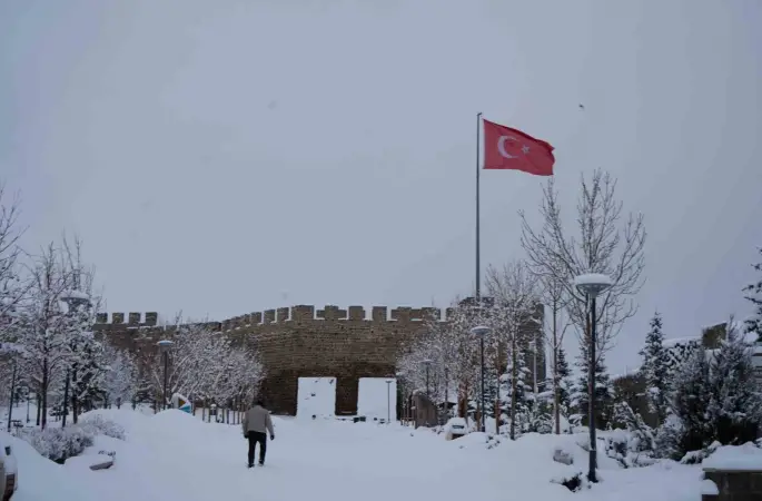 Erzurum yine beyaza büründü: 775 köy yolu ulaşıma kapandı
