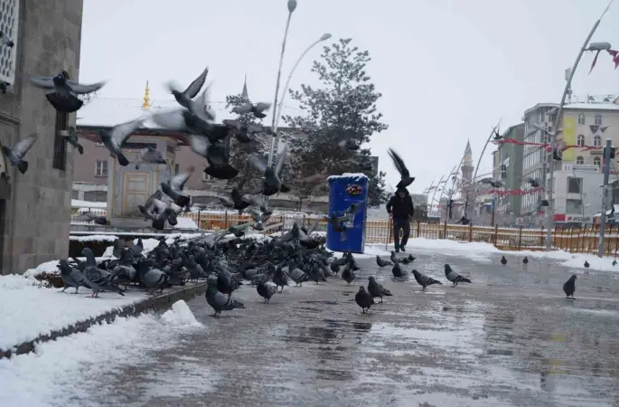 Erzurum’a kar geri geliyor
