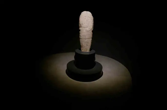 Erzurum’da bulunan 2 bin 500 yıllık ‘taş baba’ heykeli ziyaretçilerin ilgi odağı oldu
