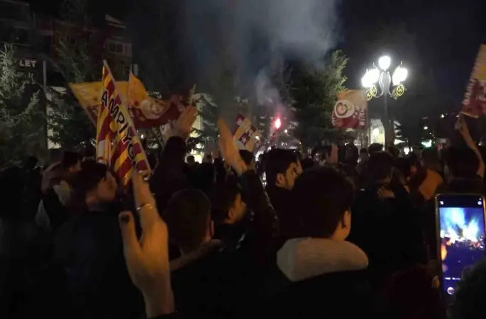 Erzurum’da Galatasaray taraftarının derbi galibiyeti coşkusu
