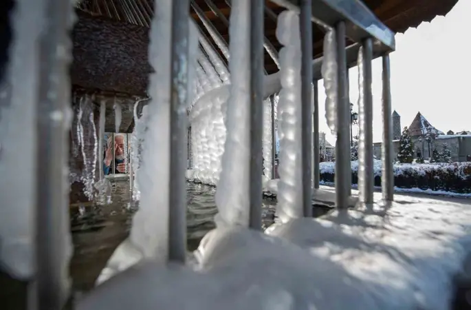 Erzurum’da soğuklar etkili oluyor; Çeşme ve şadırvanlar dondu

