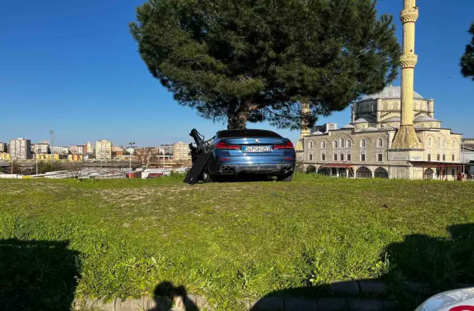 Esenler’de otomobil kamyonete çarptı: 6 yaralı
