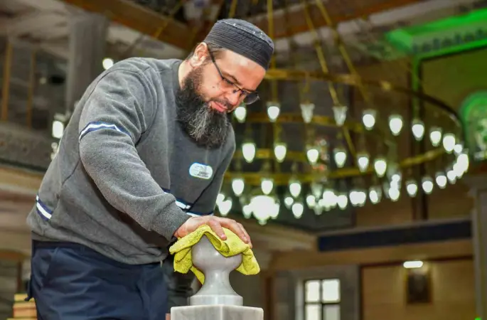 Esenyurt’ta camiler Ramazan’a hazır: Camiler dip köşe temizleniyor
