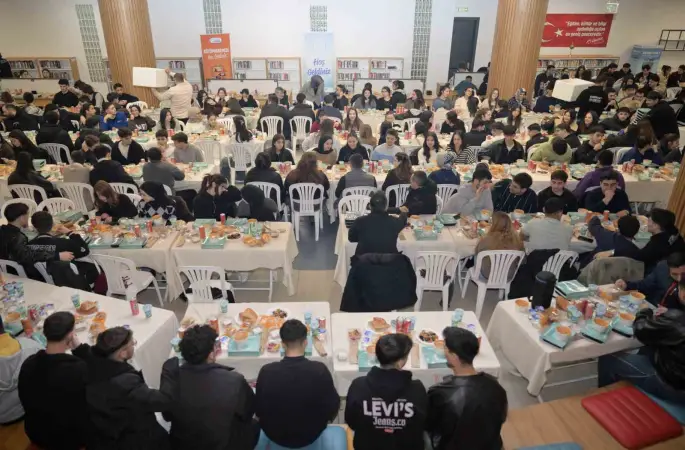 Esenyurt’ta gençlerle iftar buluşması
