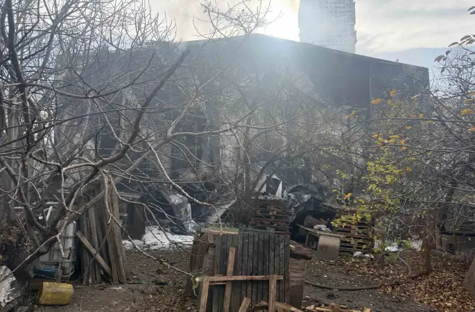 Esenyurt’ta korkutan depo yangını: Dumanlar metrelerce yükseldi
