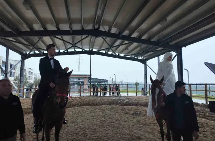 Esenyurt’ta sıra dışı nikahta gelin ve damat at üstünde dünya evine girdi
