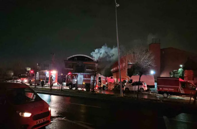 Esenyurt’taki fabrika yangını 6 saattir devam ediyor
