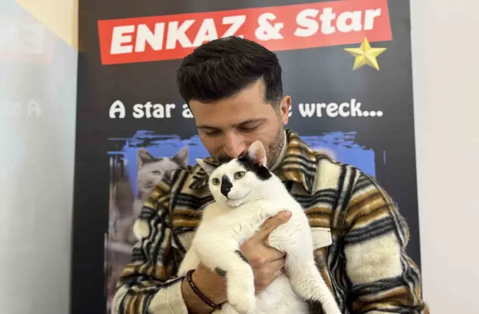 Eski itfaiye eri, enkazdan çıkardığı kediyle deprem travmasını birlikte atlattı
