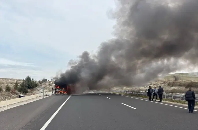 Eskişehir'de çıkan yangında yolcu otobüsü kullanılamaz hale geldi