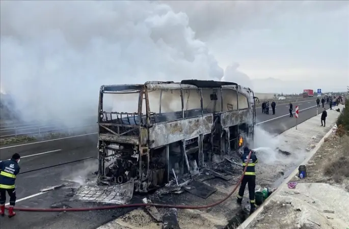 Eskişehir'de çıkan yangında yolcu otobüsü kullanılamaz hale geldi