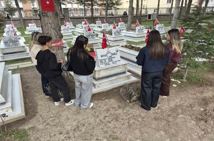 Eskişehirliler 18 Mart’ta şehitlerini unutmadı
