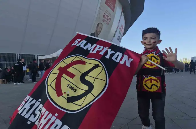 Eskişehirspor’a kumbarasını bağışlayan minik Buğra takımını yalnız bırakmıyor
