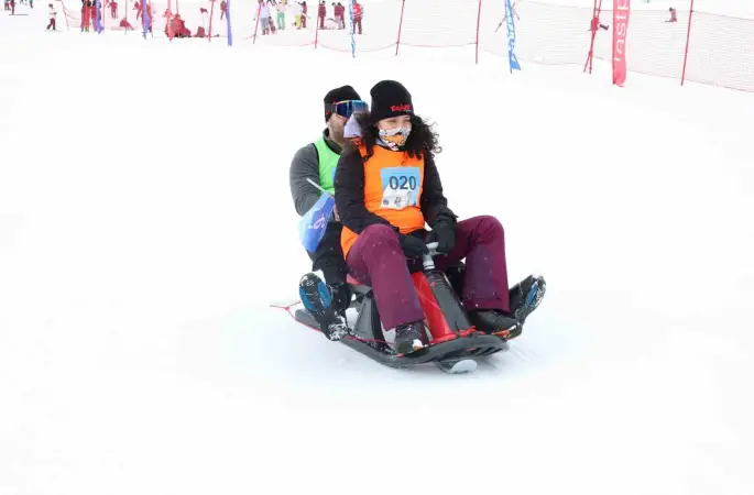 Eşler, Sevgililer Günü’nde birbirini en hızlı çekmek için yarıştı
