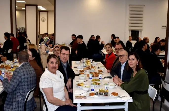 ESOGÜ Hastanesi’nde hastane personeli ve hasta yakınları iftarda bir araya geldi

