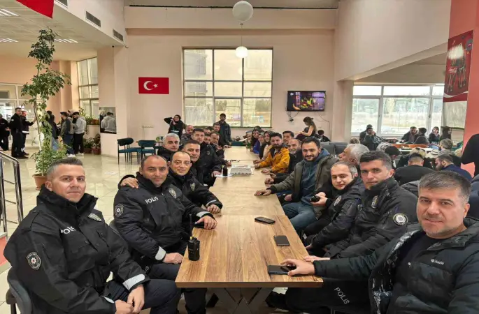 ETÜ’lü gençlerden polislere anlamlı sürpriz
