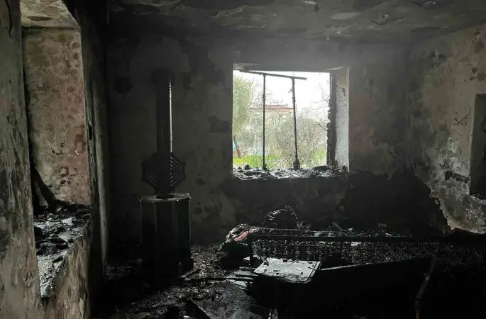 Evinde çıkan yangında ağır yaralanan yaşlı kadın hayatını kaybetti
