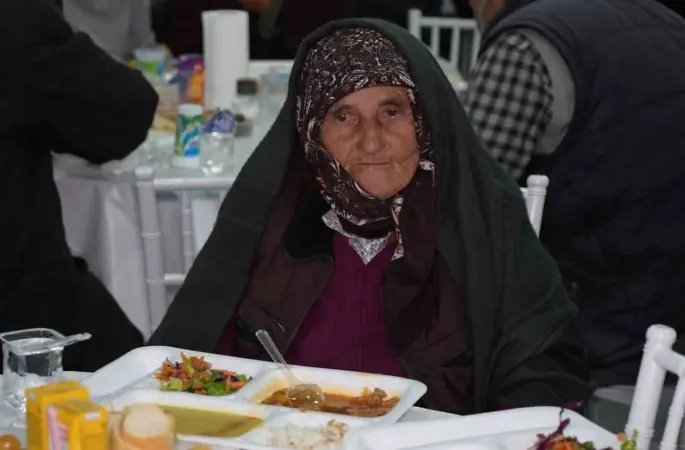 Evlerde yemek pişmiyor, köy halkı ortak sofrada iftar yapıyor
