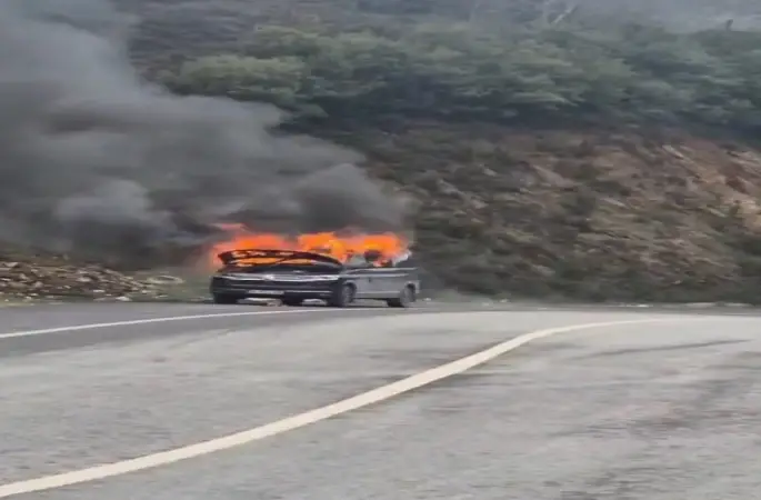 Eyüpsultan’da seyir halindeki araç alevlere teslim oldu
