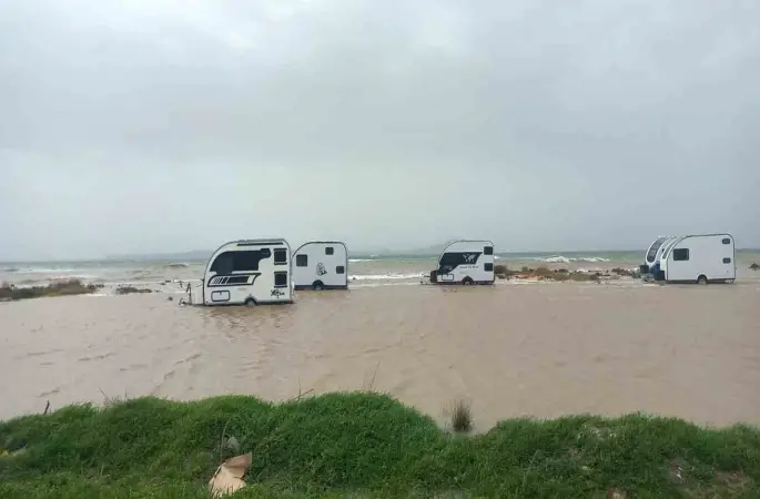 Ezine’de karavanlar su altında kaldı
