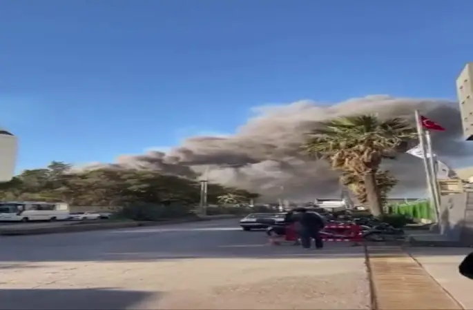 Fabrikada yaşanan patlamayla yükselen duman paniğe neden oldu
