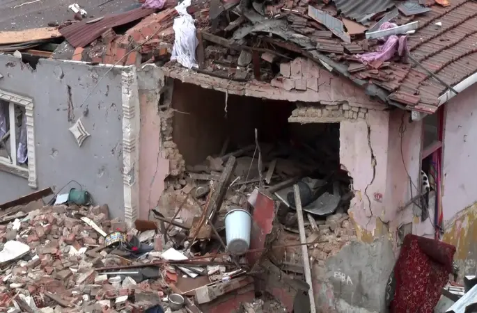 Fatih’te çöken binaların ardından çevrede hasar tespit çalışması başlatıldı
