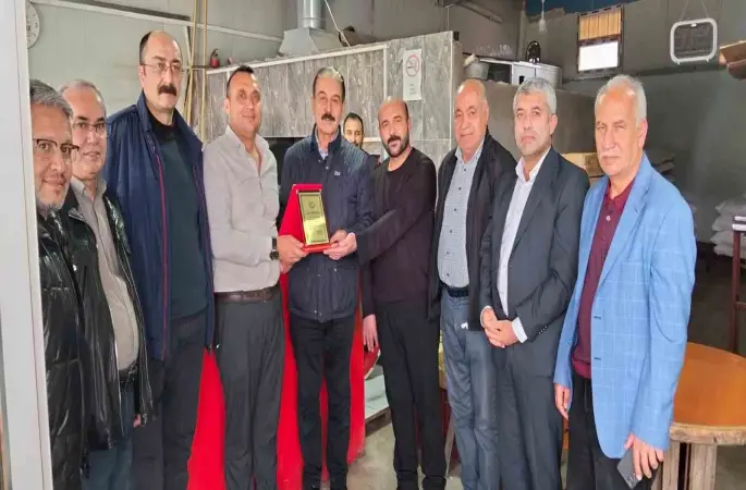 Fazla yardımı kabul etmeyen esnafa örnek davranış plaketi
